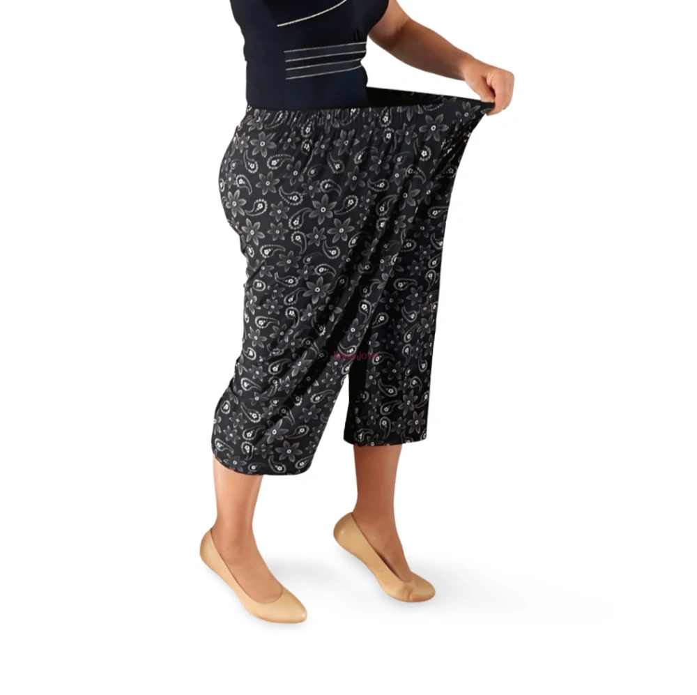 Jolana černé tříčtvrteční kalhoty pro baculky s květinovým vzorem