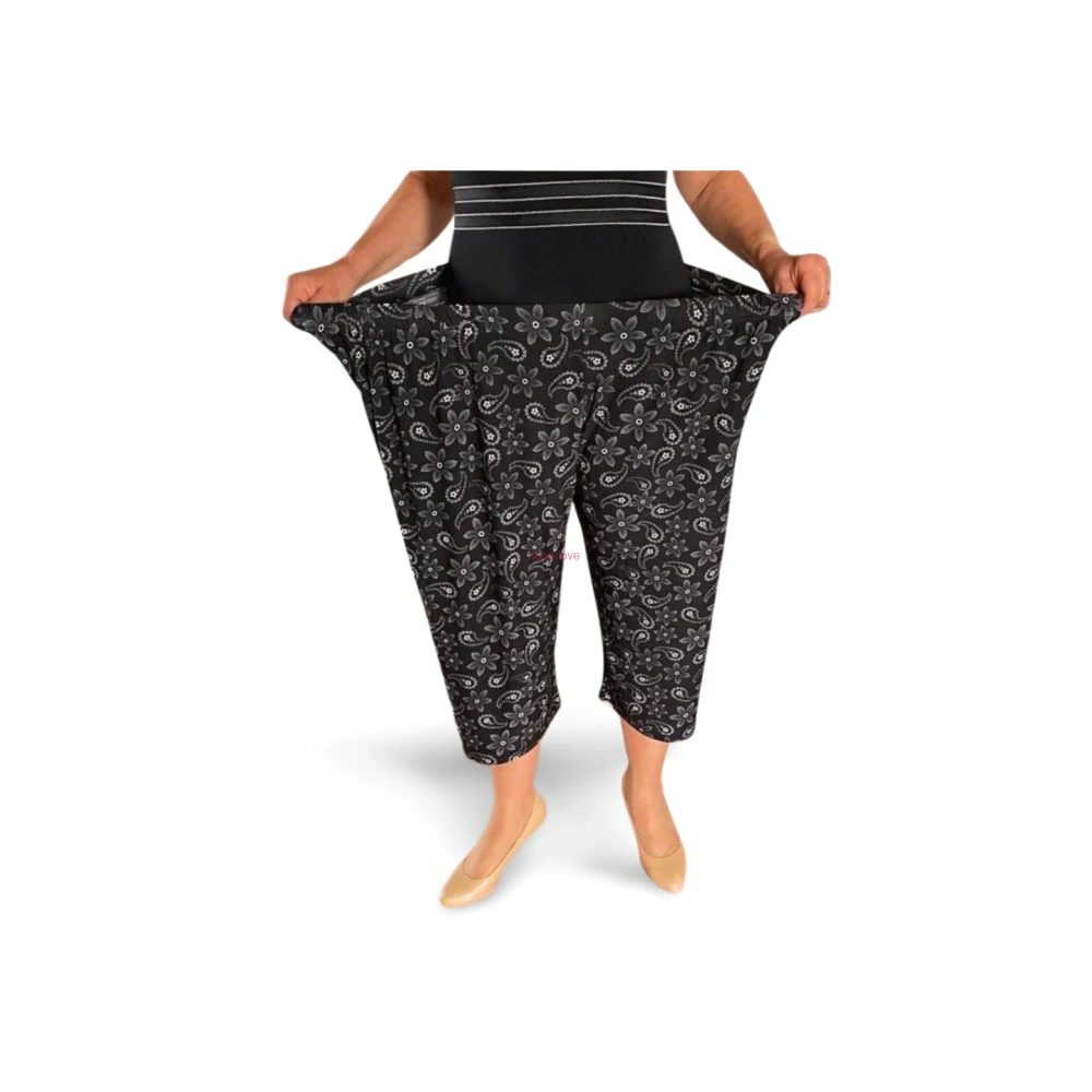 Jolana černé tříčtvrteční kalhoty pro baculky s květinovým vzorem