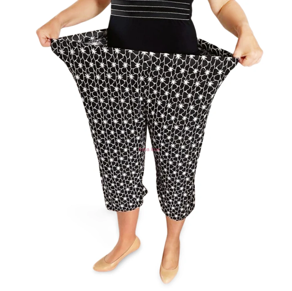 Jolana černé tříčtvrteční kalhoty pro baculky s květinovým vzorem