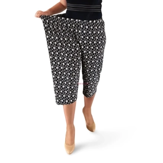 Jolana černé tříčtvrteční kalhoty pro baculky s květinovým vzorem